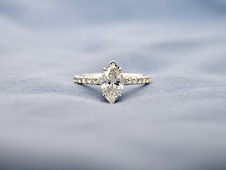 Witgouden solitaire ring met een marquise diamant van 1.00 carat met h