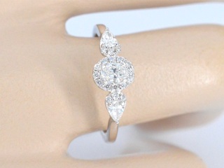 Witgouden ring met diamanten en een oval cut diamant