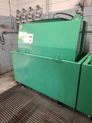 Stalen olietank in lekbak