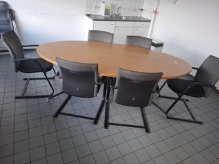 Ovale vergadertafel met 6 stoelen