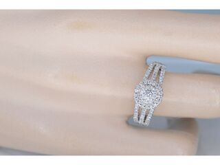 Witgouden entourage ring met diamanten