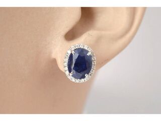 Witgouden entourage oorbellen met diamanten en saffier