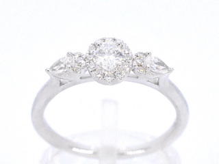 Witgouden ring met diamanten en een oval cut diamant