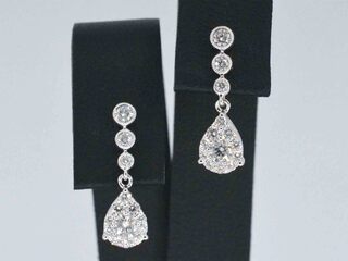 Witgouden druppelvormige oorhangers met diamanten