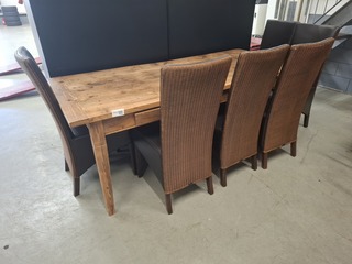 Houten eetkamertafel met 6 stoelen