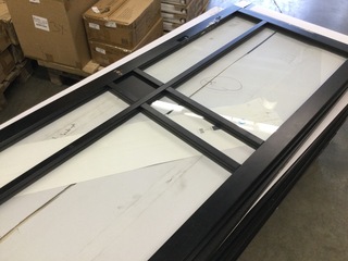 Partij retourdeuren, beschadigd, breuk.