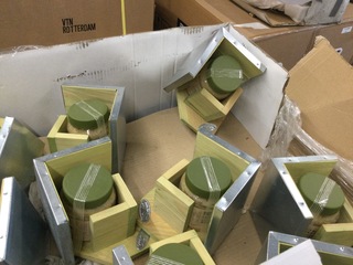 Ongeveer 90 voederhuisjes met pindakaas pot, ED