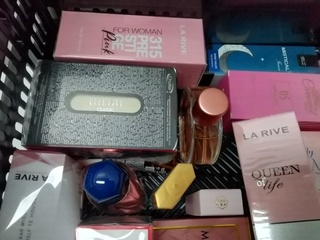 Volle krat met diverse soorten parfums