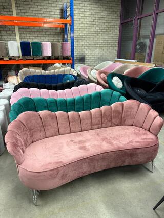 Roze bankje met zilveren poten