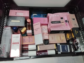 Volle krat met diverse soorten parfums