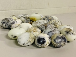 Ca. 23x Merliniet / dendrietenopaal handsteen