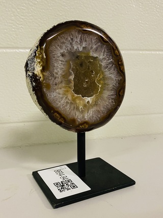 Agaat geode op metalen standaard