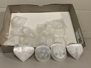 Ca. 16x Seleniet gegraveerd, wit