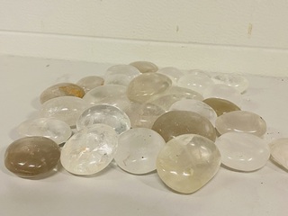 Ca. 30x Bergkristal handsteen