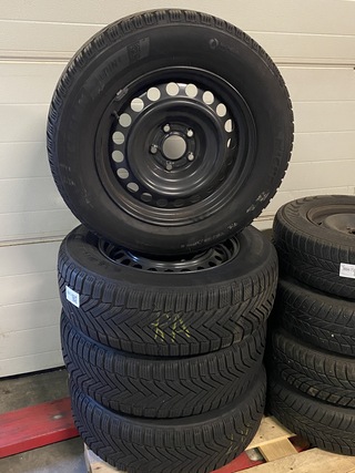 Set winterbanden 215/65 r16 op renault metalen