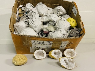 Ca. 60x Bergkristal geodes