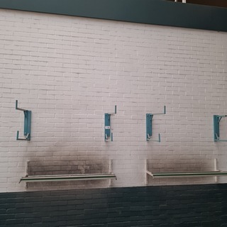 2x Dispenser met 4x muurbeugel