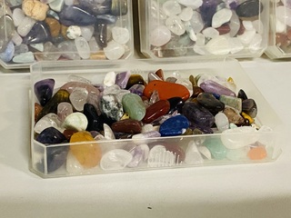 Ca. 38x Cassettes met trommelstenen mix split