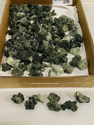 Ca. 121x Prehniet brokjes