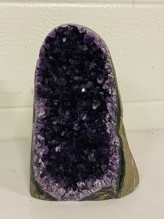 Amethist druse met gepolijste randen, paars