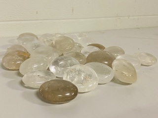 Ca. 30x Bergkristal handsteen