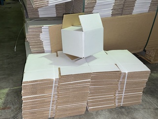 Ca. 1200x Verzenddoosjes 132x119x96mm, wit