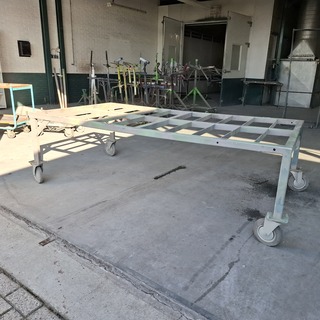 Verrijdbaar metalen frame