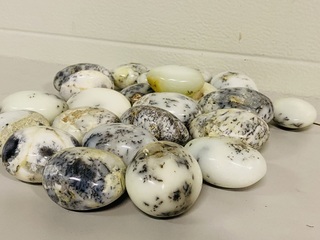 Ca. 23x Merliniet / dendrietenopaal handsteen