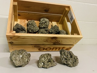 Ca. 12x Pyriet clusters