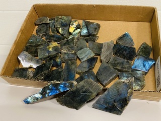 Ca. 36x Labradoriet plakjes