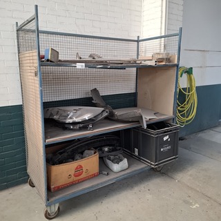 Magazijnwagen met diverse auto-onderdelen