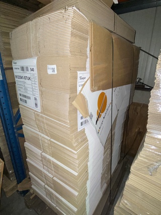 Ca. 540x verzenddozen 34x23x27cm, wit