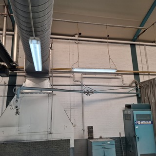 2x Zwenkarm v.v. lucht en 230V aansluiting