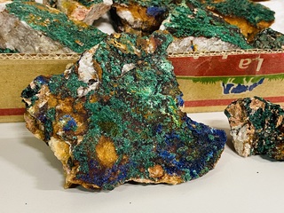 Ca. 17x Azuriet / Malachiet brokjes