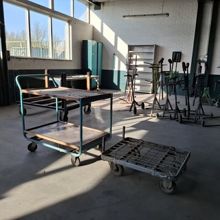 Magazijnwagen met transporthondje