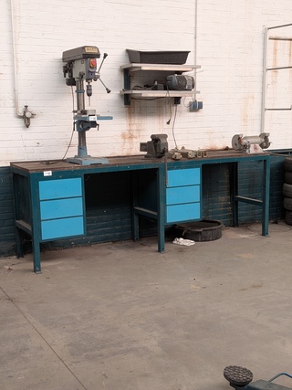 Werkbank v.v. bankschroef en slijper