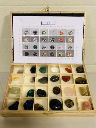 24 verschillende trommelstenen in kist