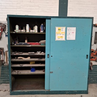 Schuifdeurkast met inhoud