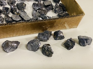 Ca. 90x Galeniet brokjes