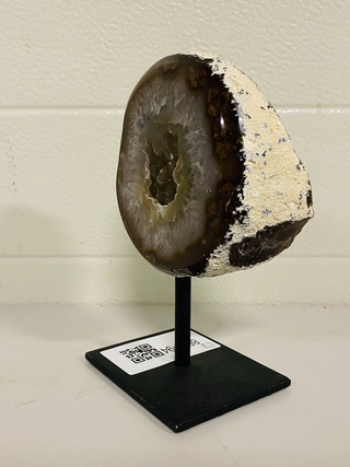 Agaat geode op metalen standaard