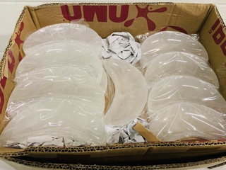 Ca. 25x Seleniet schaal halve maan 15cm