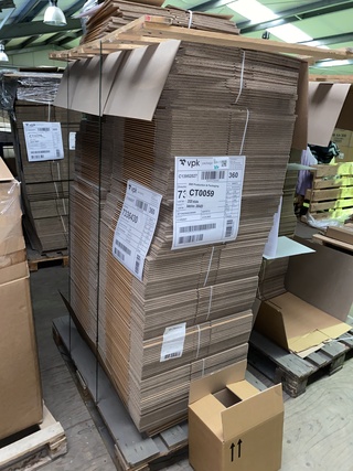 Pallet ca. 360 verzenddozen 30x23x27cm dubbelgolf, bruin