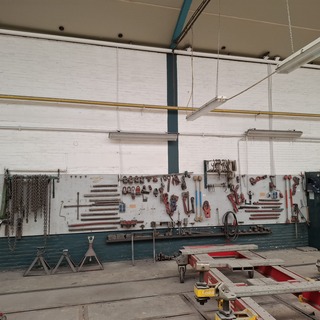 Divers richtbank en carrosserie-reparatieapparatuur op wandbord