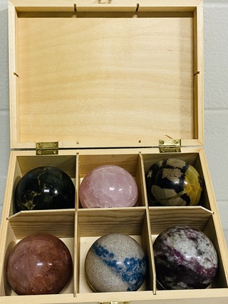 6x Edelsteenbollen in houten kist