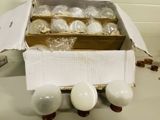 Ca. 45x Volle doos met Seleniet bol 8 cm, Wit