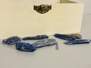 Houten kistje met ruwe kyaniet, blauw