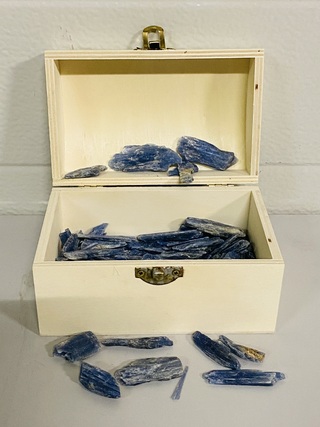 Houten kistje met ruwe kyaniet, blauw