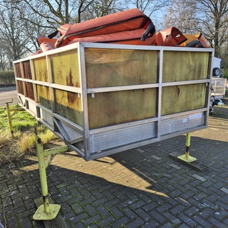 Opzetbak met olieschermen op poten