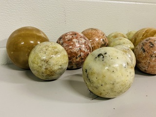 Ca. 18x Calciet / opaal bollen