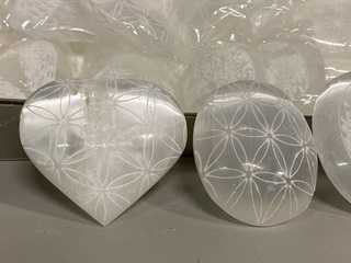 Ca. 16x Seleniet gegraveerd, wit